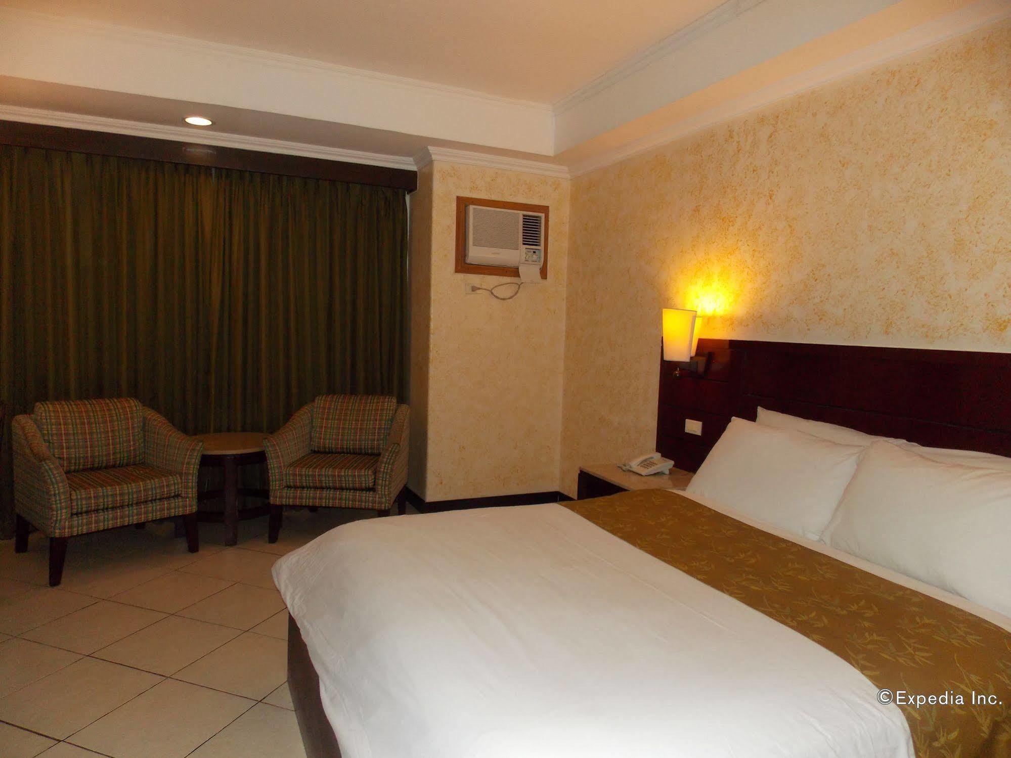 Mo2 Westown Hotel - Mandalagan Bacolod Buitenkant foto