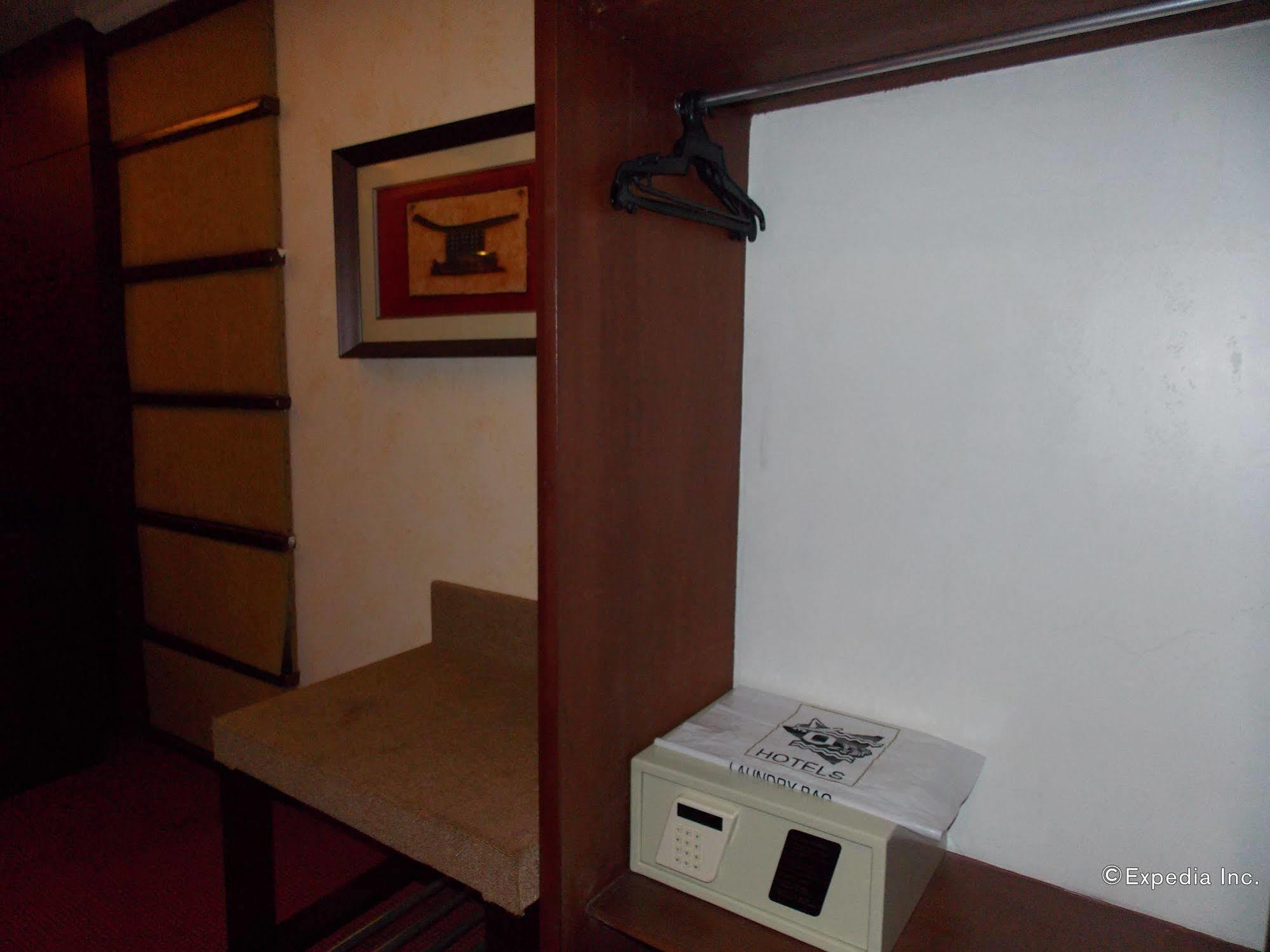 Mo2 Westown Hotel - Mandalagan Bacolod Buitenkant foto
